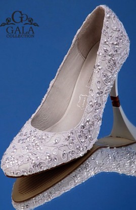 Белые ажурные свадебные туфли 
